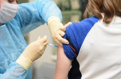 Жителей Новосибирской области начали прививать вакциной КовиВак