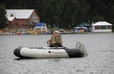 А соседи-рыбаки фестивалят у реки!