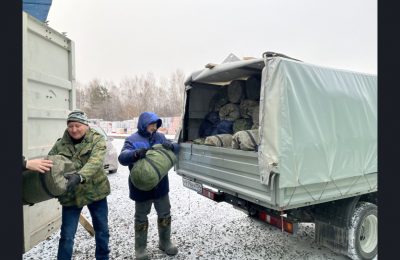 Сотрудники госструктур передали 220 спальных мешков бойцам добровольческого батальона «Вега»