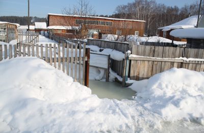 Ледяная вода идет в дома жителей Заберди р. п. Маслянино