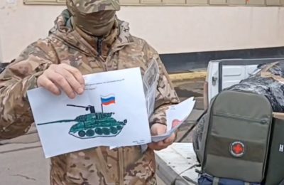 Письма новосибирских школьников получили бойцы в Луганске