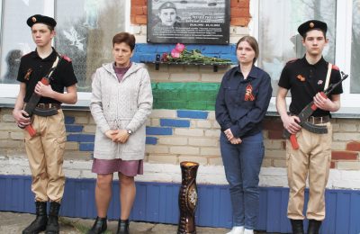 Мемориальная доска в память о бойце из Маслянинского района