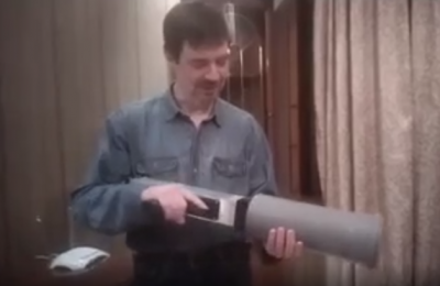 Самодельное ружье против дронов на СВО показал депутат Ростислав Антонов из Новосибирска