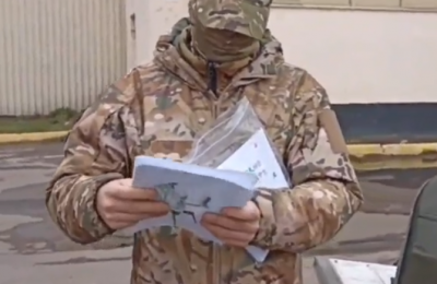 Письма новосибирских школьников получили бойцы в Луганске