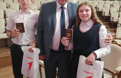 Андрей Травников вручил паспорта юным новосибирцам в рамках празднования Дня России