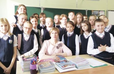 Вместе, за руки – в мир: ученики и их учитель в Маслянинской школе №3