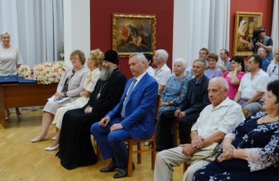 Андрей Травников наградил супружеские пары со стажем медалями «За любовь и верность»