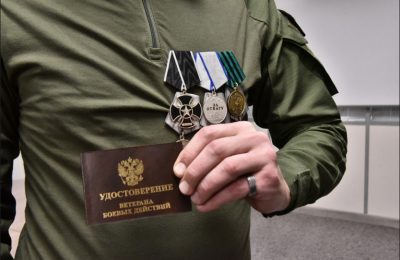 Андрей Травников вручил участникам специальной военной операции удостоверения «Ветеран боевых действий»