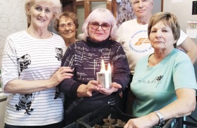 Волонтеры Маслянинского района могут сделать за день больше сотни окопных свечей