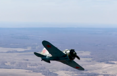 Восстановленный советский истребитель времён Великой Отечественной войны поднялся в небо над Новосибирском