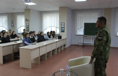 Обучение не прекращал даже в боевой обстановке: участник СВО провёл открытый урок с новосибирскими студентами