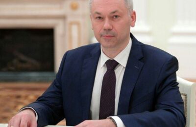 Губернатор Андрей Травников поручил региональному минтрансу и главам муниципалитетов усилить работу по содержанию тротуаров и дорог в условиях снегопада